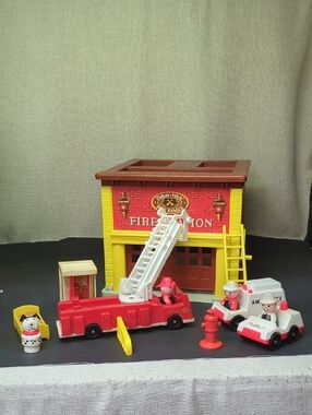 1979 VINTAGE WORKING FISHER PRICE PLAY FAMILY FIRE STATION #928 w/accessories
